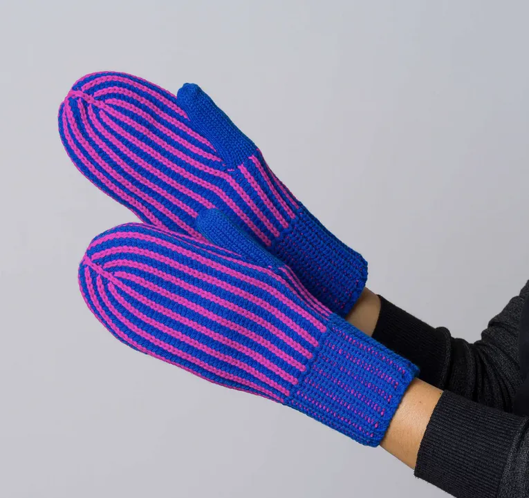 Chunky Rib Knit Mittens: Cobalt Magenta